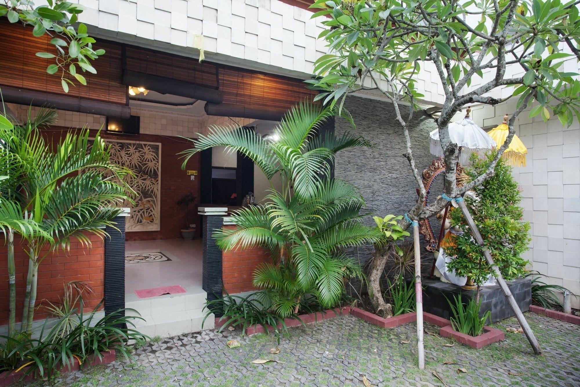 Puri Ganesh Hotel เลอกีอัน ภายนอก รูปภาพ